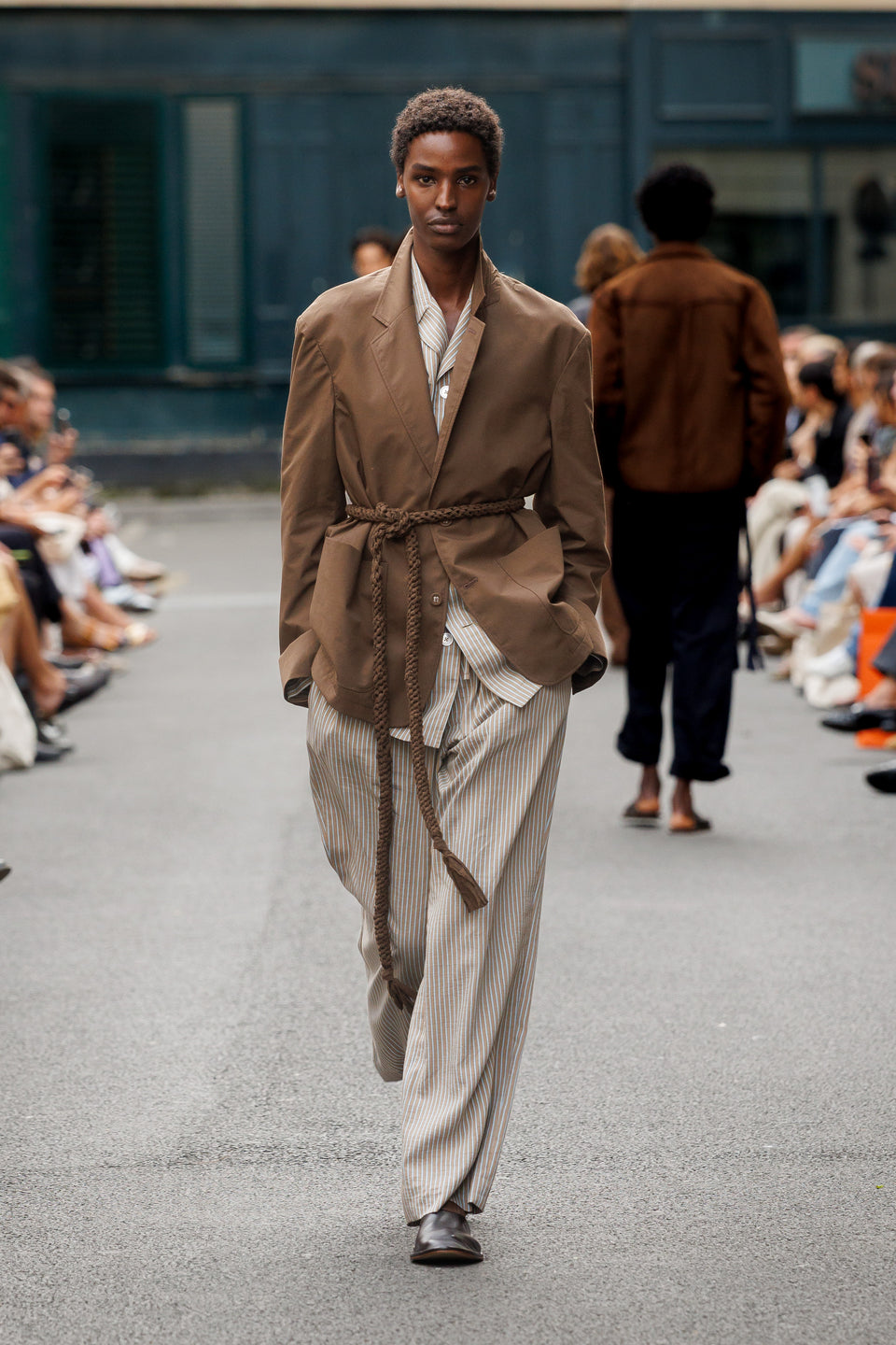 Look - 16